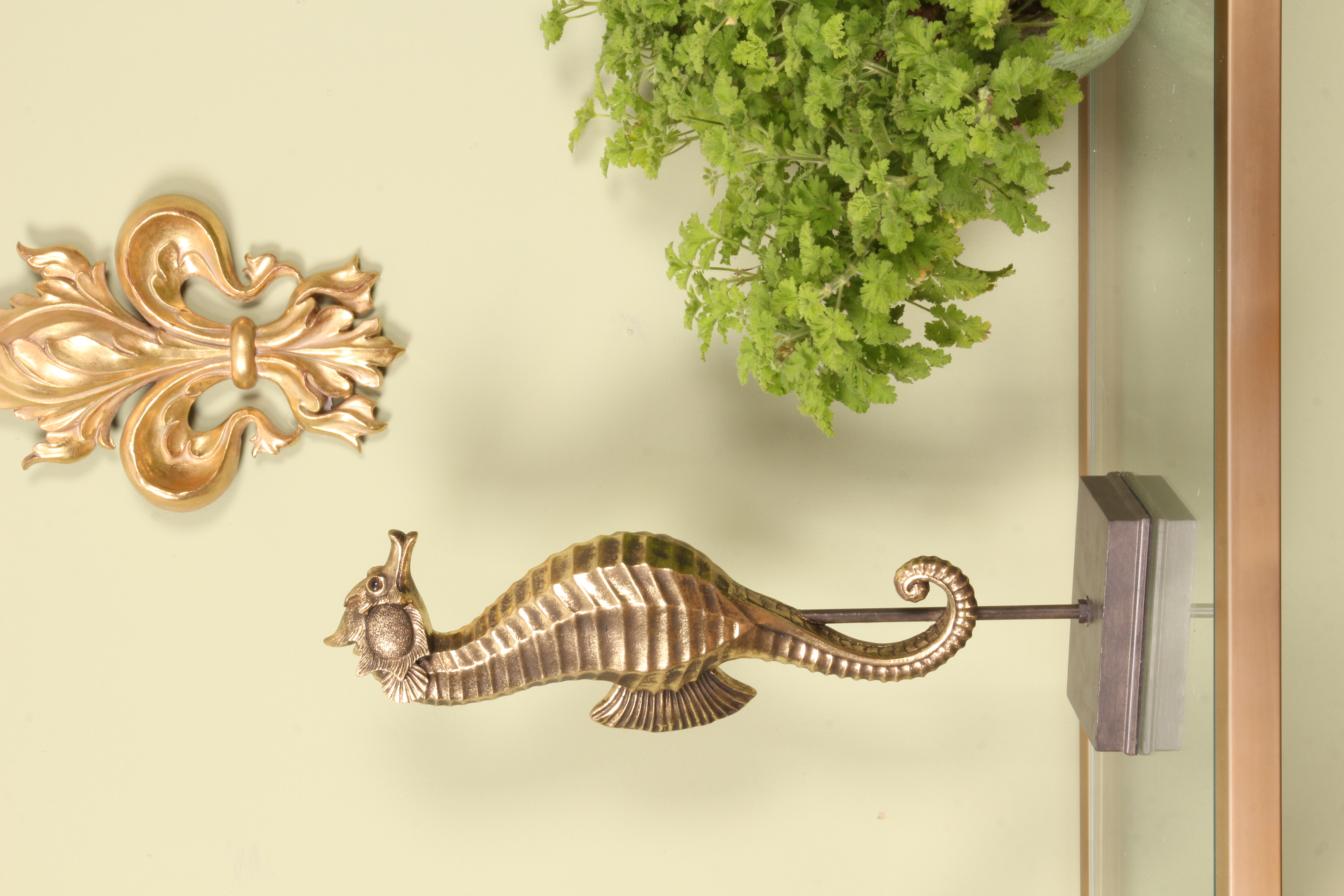 Seepferdchen auf Ständer 53 cm - Gold - Harz