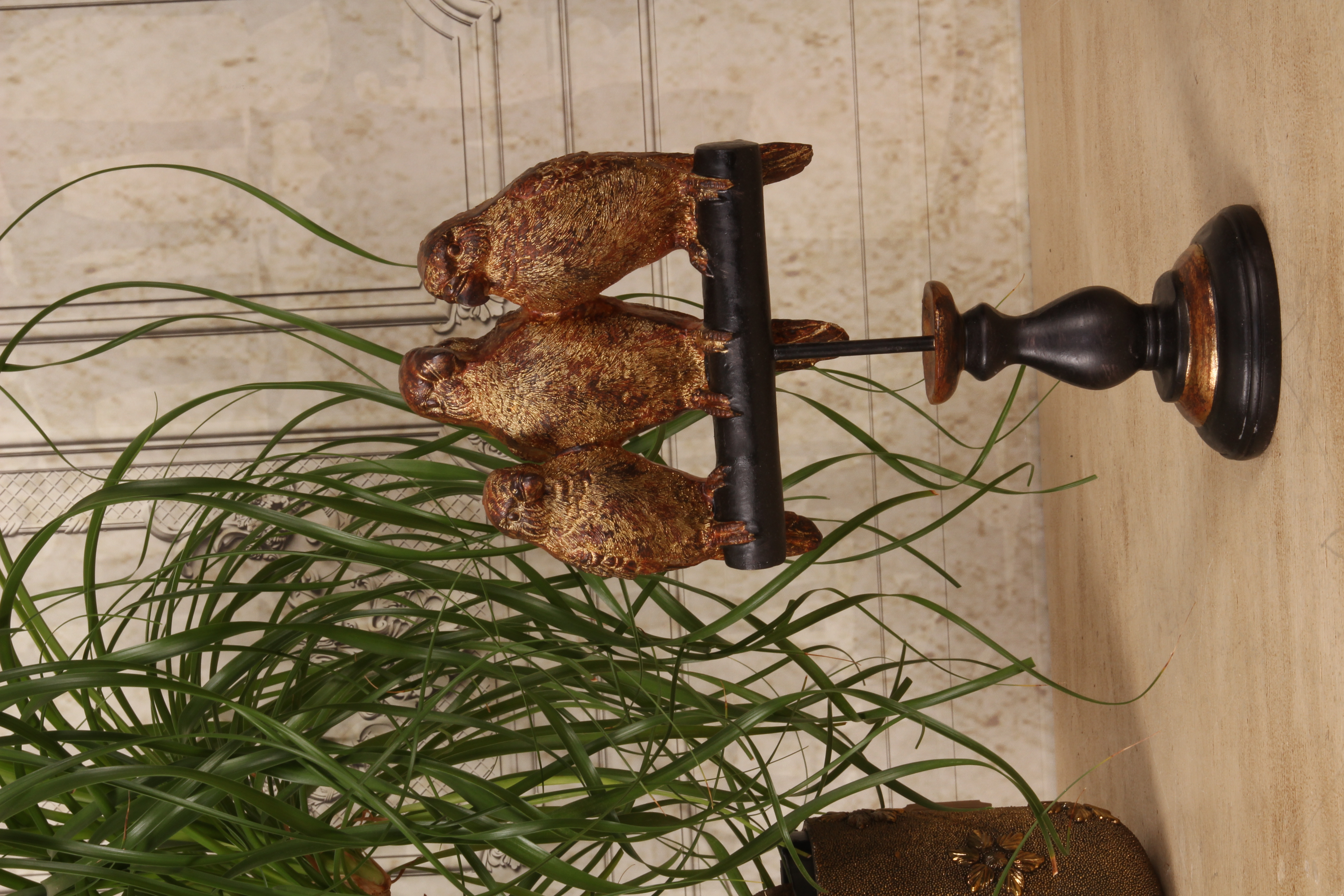 Papegaaien op voetstukresin 33 cm.