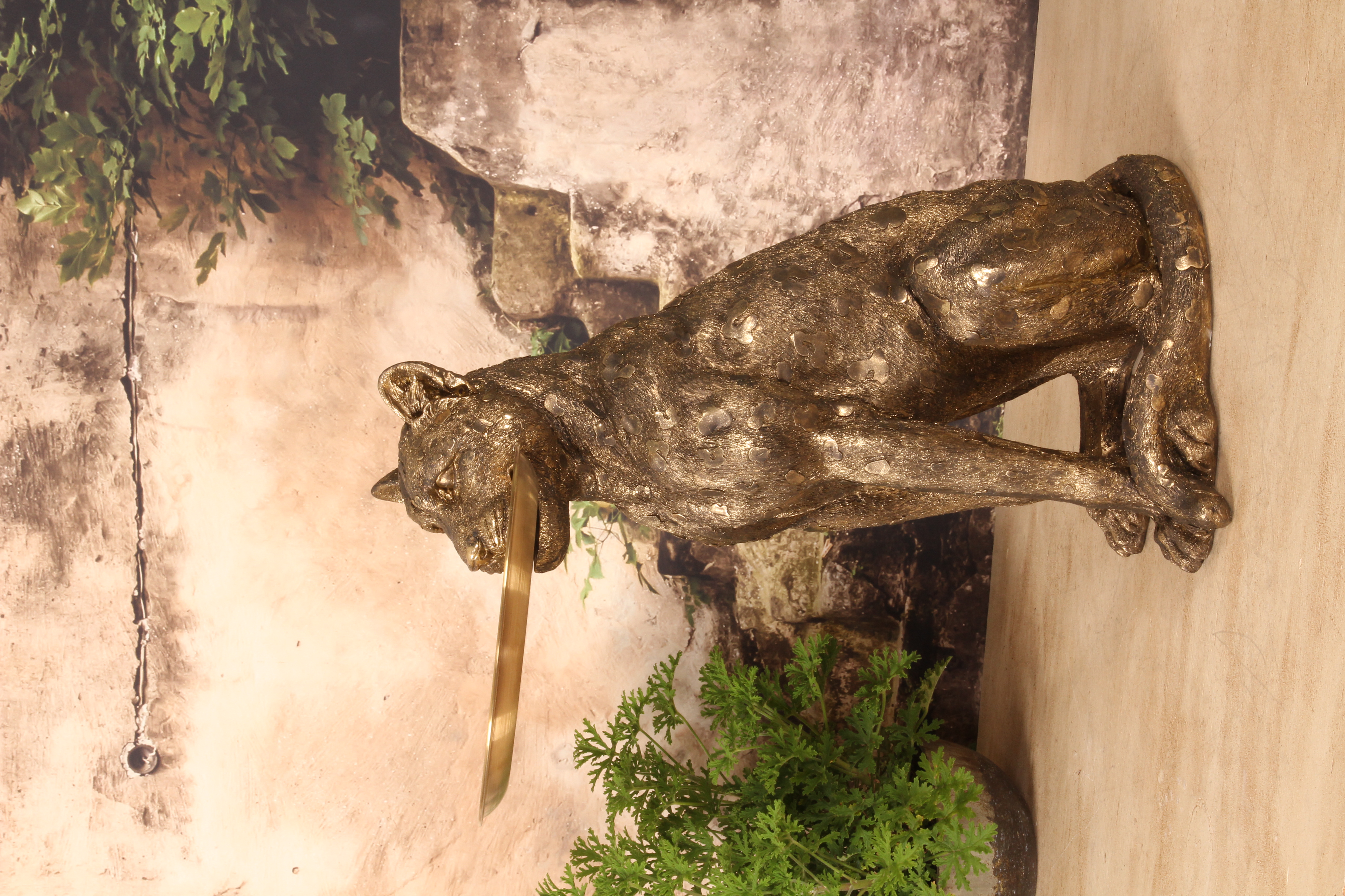 Luipaard met bord 62 cm - Goud - Hars